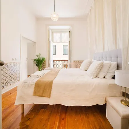Luxury 5Br Apt Central Lisbon, Castle Views Wac Appartamento *